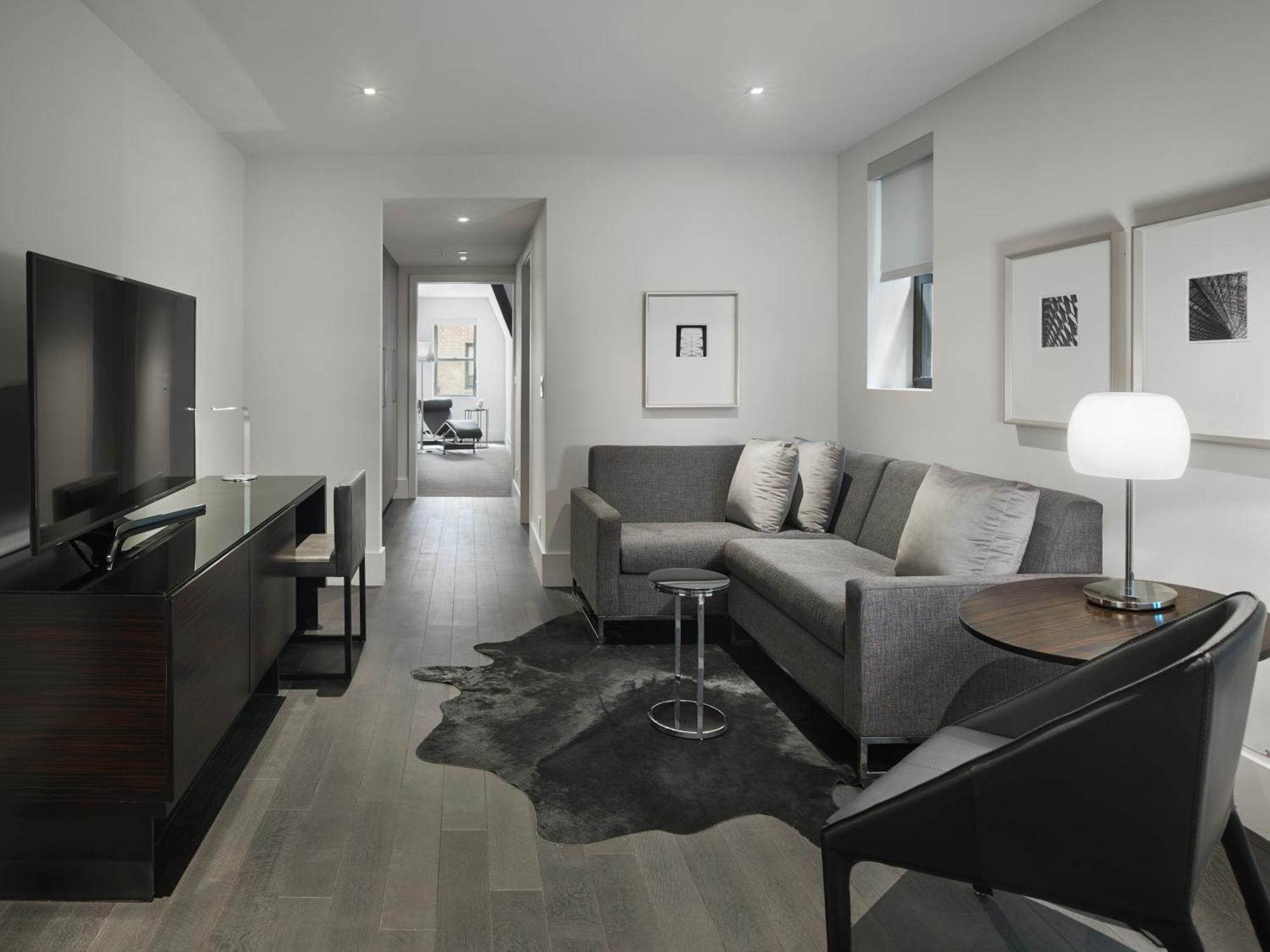 Penthouse One Bedroom Suite Wetbar