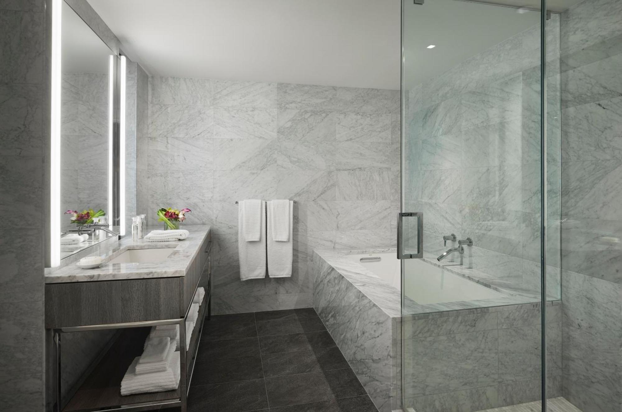 Penthouse One Bedroom Suite Wetbar