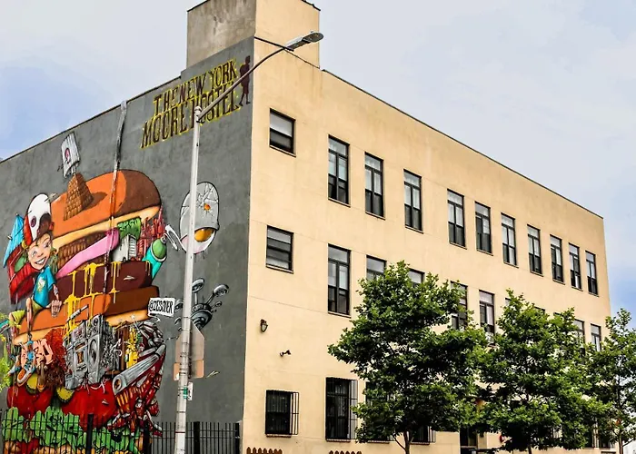 Hotel near College: Ny Moore Hostel