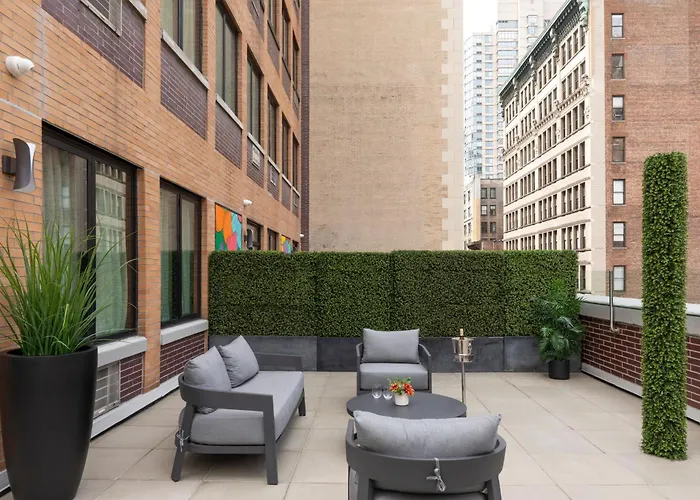 Pet Friendly hotel: Broadway Plaza Hotel